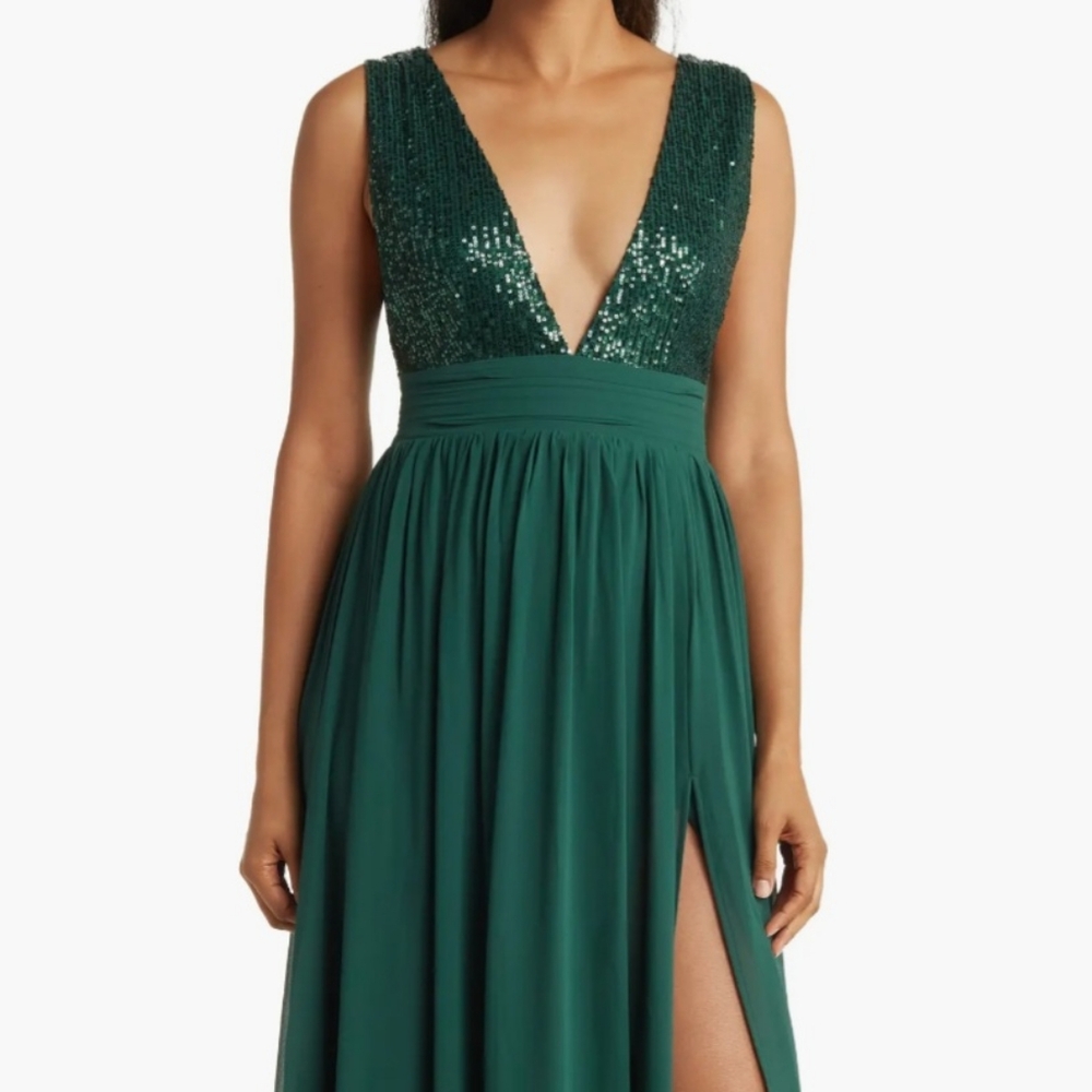 Emerald Green Maxi Gown with Plunge Neckline and Sequin Embellishments for Prom
